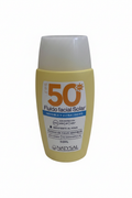 Fluido facial solar 50+ con fondo blanco