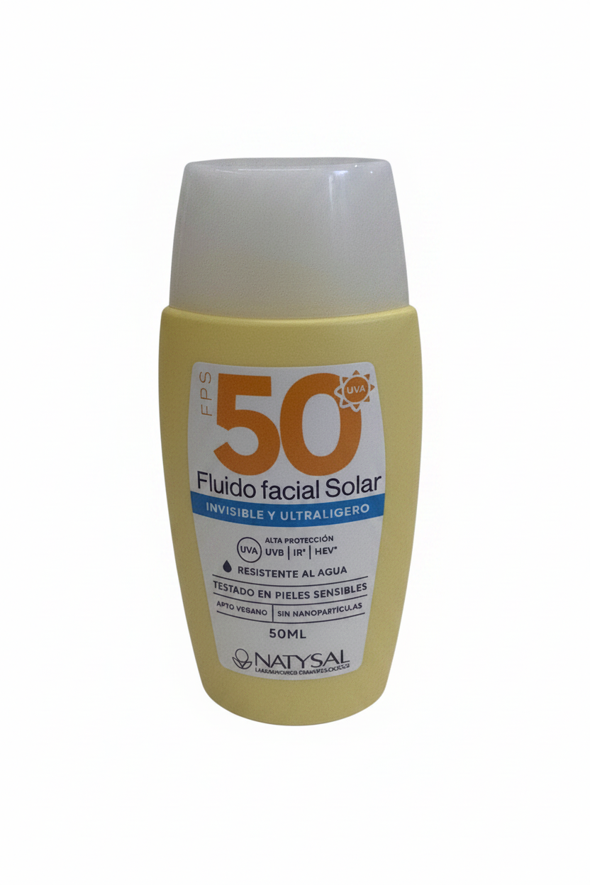 Fluido facial solar 50+ con fondo blanco