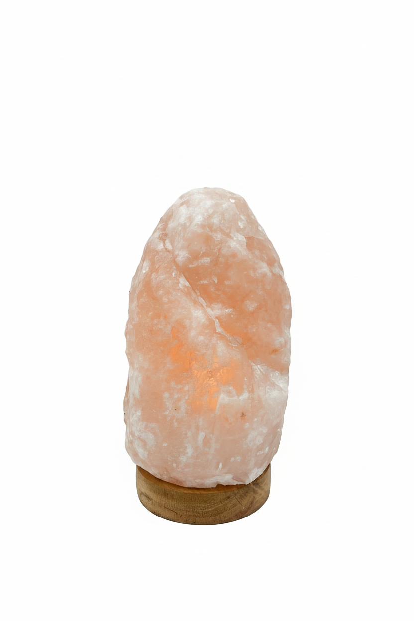 Lámpara de sal Himalaya con fondo blanco liso sin sombras
