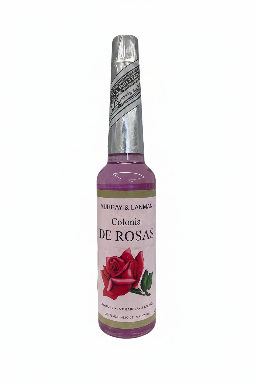 Agua de rosas con fondo blanco