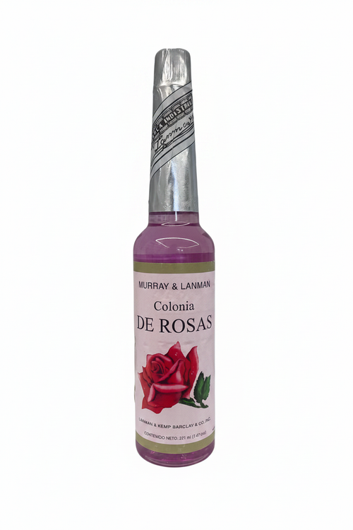 Agua de rosas con fondo blanco