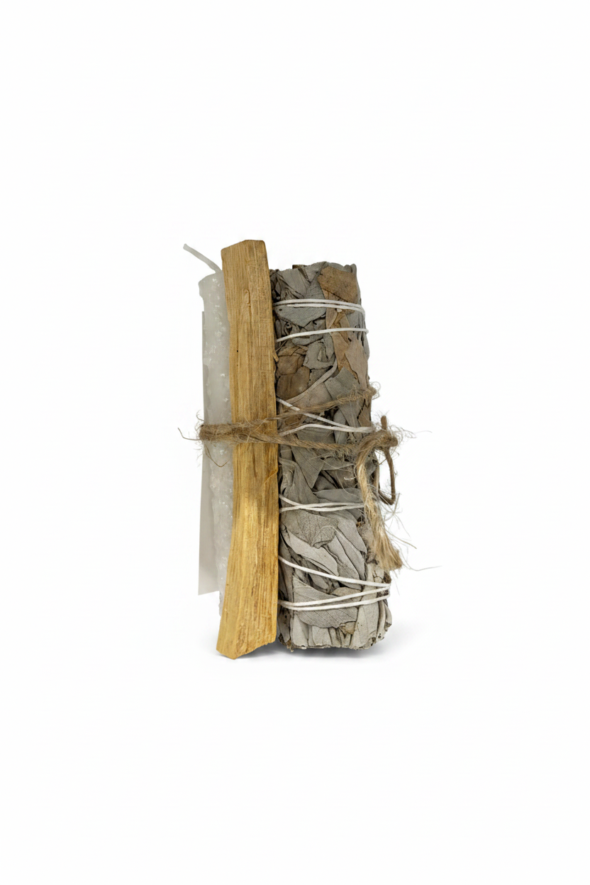 Atado de Salvia, vela de sal y palo santo con fondo blanco